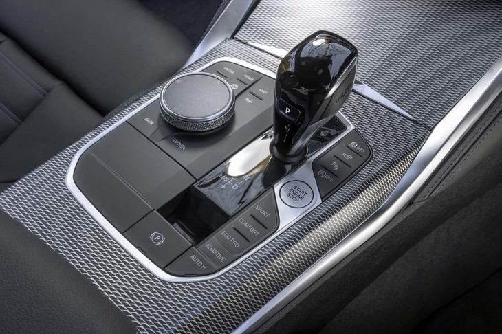 シフトはバイワイヤ式。シフトノブの周辺には、走行モードのセレクトボタンやインフォテインメントシステムの操作スイッチが配置される。