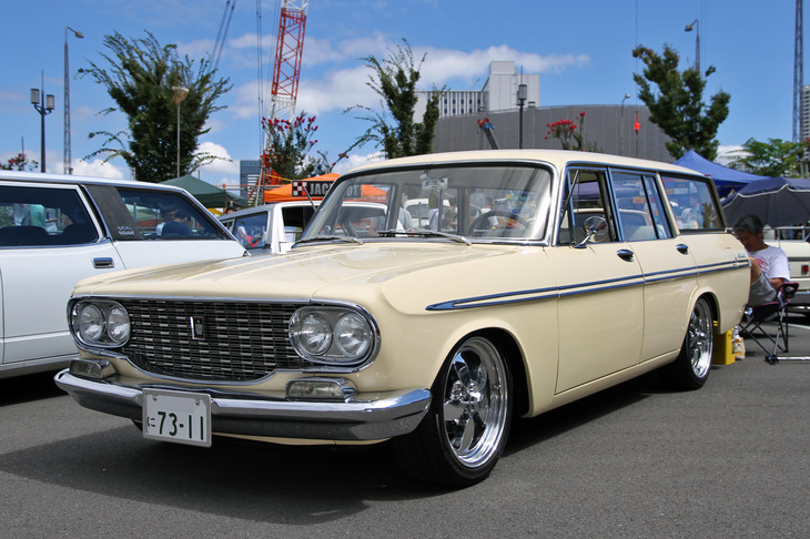 「トヨペット・クラウン カスタム」。2代目クラウンから登場した5ナンバーの乗用ワゴン（RS46G）だが、よく見たら左ハンドル。オーストラリア仕様など右ハンドルの逆輸入車は時折見かけるが、左ハンドル仕様はかなり希少だろう。