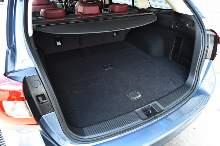 ラゲッジルームの仕様など、ユーティリティーに関する点はほかのグレードと同じ。STIが手がけたスポーツグレードだからといって、不便になっていたりはしない。