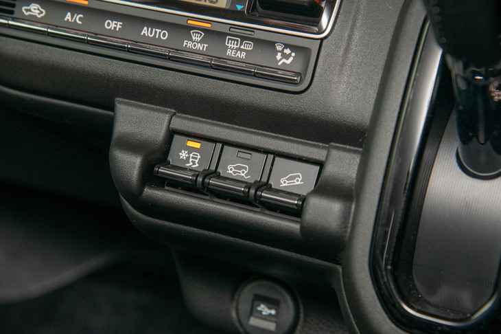 4WD車に装備される、悪路での走行支援機能のスイッチ。「ヒルディセントコントロール」と、ぬかるみなどからの脱出を支援する「グリップコントロール」に加え、今回新たに雪道や凍結路での走行をアシストする「スノーモード」が追加された。