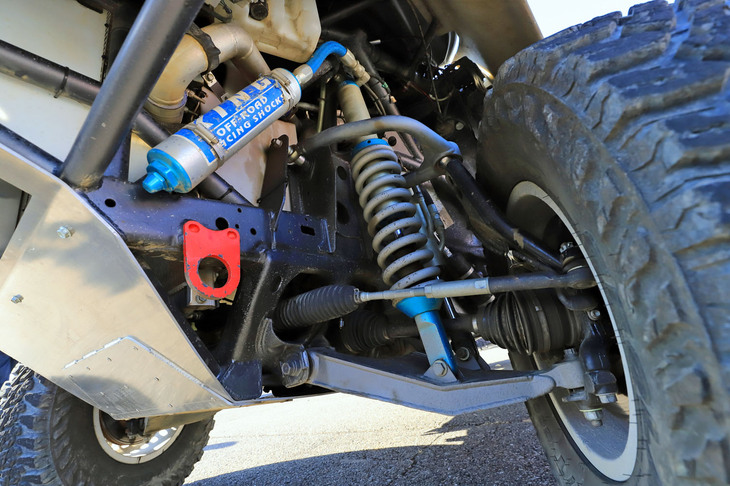 巨大な別体タンクが設けられたフロントサスペンション。伸び側、縮み側はもちろん、収縮のスピードに応じても減衰特性の設定が可能となっている。