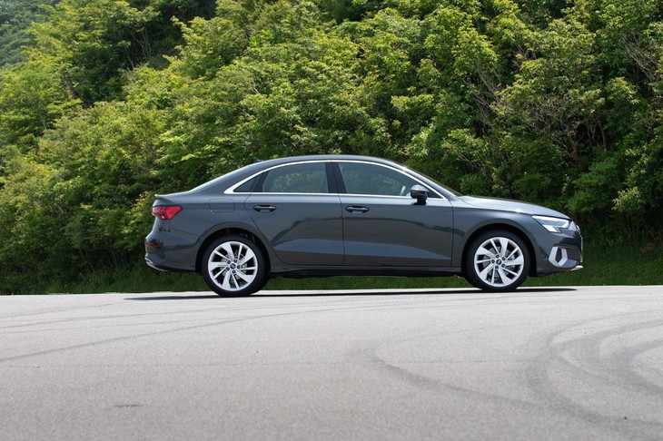 「セダン」は「スポーツバック」よりも全長が150mm長く、全高が25mm低い。2635mmのホイールベースは共通で、先代モデルとも変わっていない。