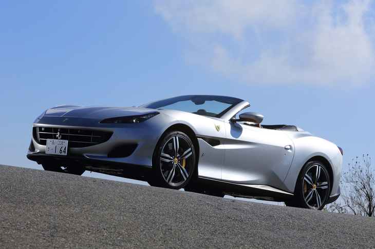 「フェラーリ・ポルトフィーノ」は、「カリフォルニア」「カリフォルニアT」と続いたシリーズの後を受け、2017年9月のフランクフルトモーターショーで発表された。ボディーサイズは4586×1938×1318mm。フェラーリ自社のデザインセンターがデザインを手がけた。