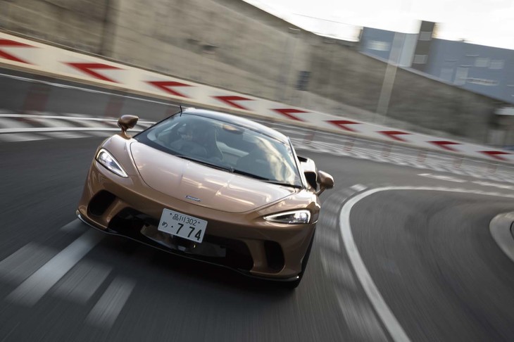 「マクラーレンGT」が0-100km/h加速に要する時間は3.2秒。最高速は326km/hと公表されている。