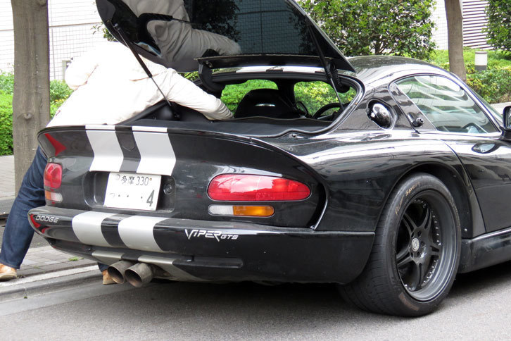 セキュリティーをピーピー言わせながら、リアハッチから腕を突っ込んでいる人がいたら、その人はキートラブルに見舞われてるところです。そっとしておいてあげましょう。