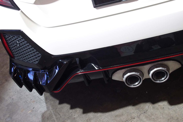 「MUGEN CIVIC TYPE R Prototype」のリアビュー。複雑な形状のディフューザーはアグレッシブなデザインで、車体後部を引き締めていた。