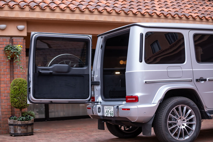 スペアタイヤが装備されたリアゲートは左ヒンジで、大きな開口部が設けられている。テールランプのデザインも、先代モデルの意匠を引き継いでいる。