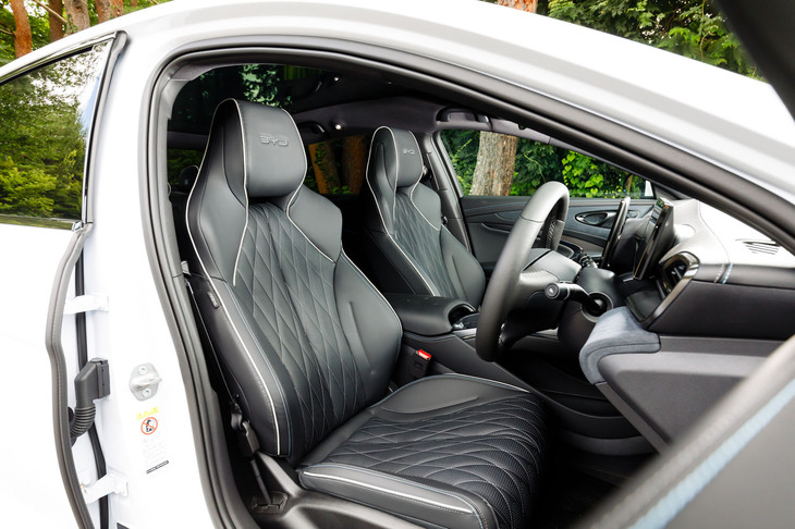 シート表皮はナッパレザーで、フレームにもこだわったというだけあって掛け心地は抜群によい。ヒーター、ベンチレーションともに完備。