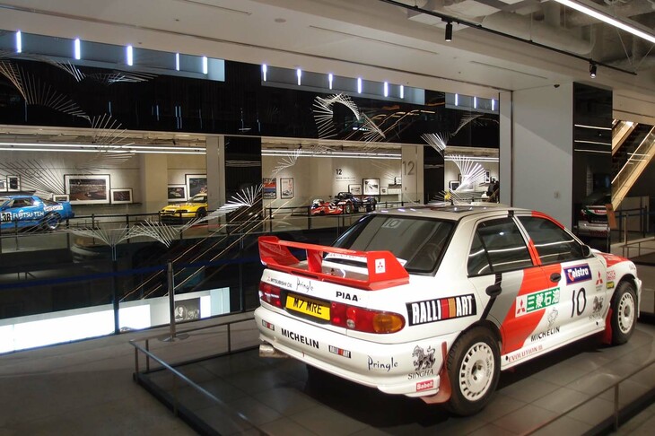 富士モータースポーツミュージアムの2階中央は吹き抜けになっている。向こう側には異なるテーマの展示車両が並ぶ。