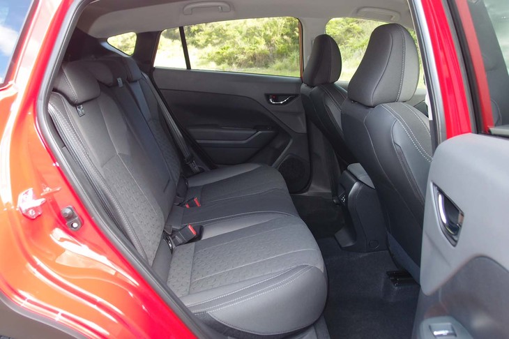 スバル・クロストレック（リアシート）