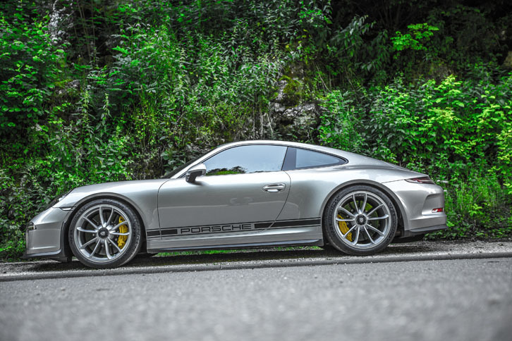 サイドビュー。「PORSCHE」のロゴ入りストライプが往年の初代モデルを連想させる。