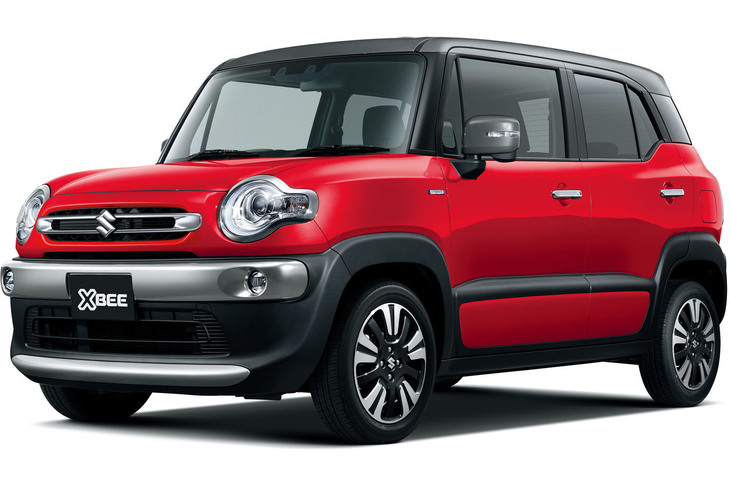 「スズキ・クロスビー ハイブリッドMZ」（以下も同じ）。ボディーカラーは「バーニングレッドグレー」とミネラルグレールーフのツートンカラー。