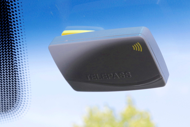 装着は、専用両面テープでフロントウィンドウに貼るだけ。