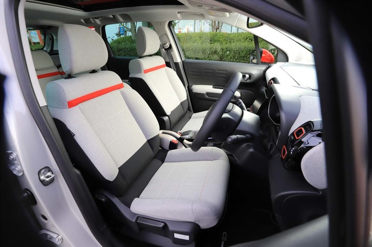 オレンジの差し色が目を引くファブリックシート。助手席の背もたれは前倒し可能で、長尺物の積載に対応する。