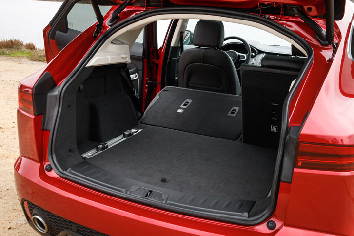 ラゲッジルームの容量は577リッター。6：4分割可倒式のリアシートを畳めば、最大で1234リッターまで拡大することができる。