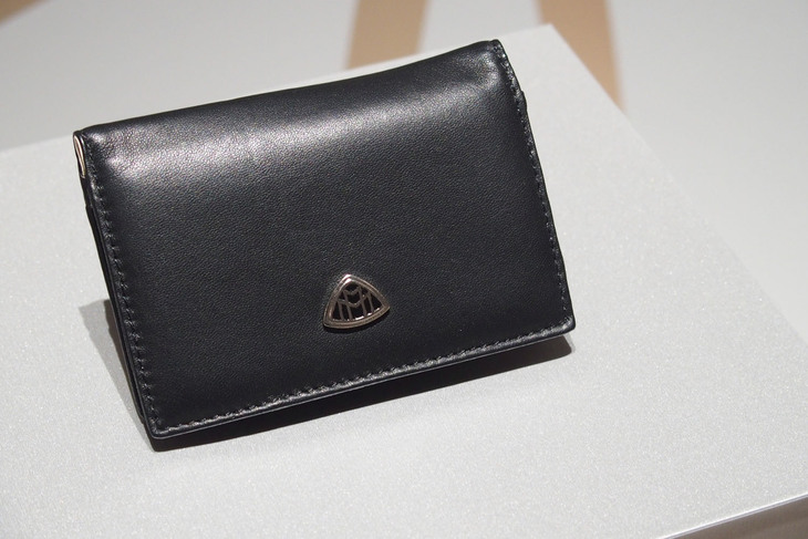 「マイバッハSLモノグラムシリーズ」の発表イベント会場に展示されたマイバッハのアクセサリー。