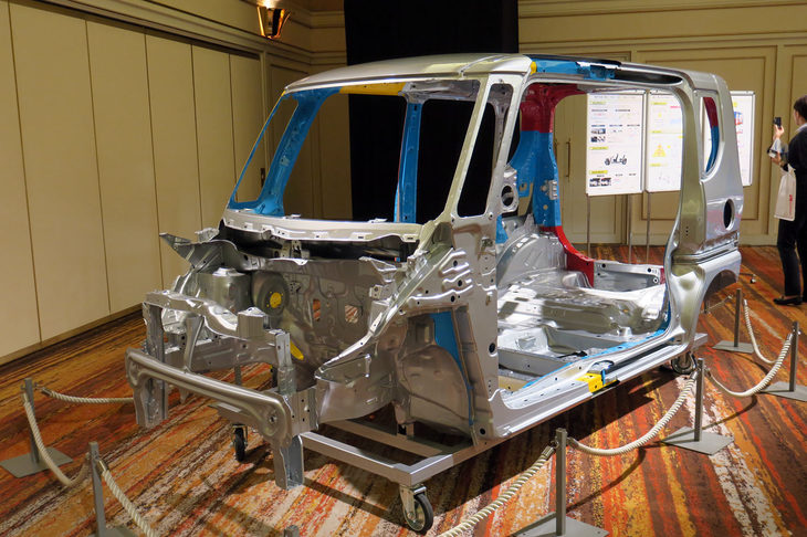 新型「タント」のボディー。ハイテン材の活用と外板や隔壁の薄板化により、こちらも軽量化と高剛性化を実現している。