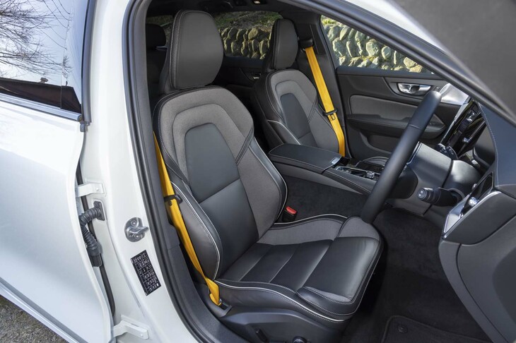 シート表皮はオープンスタイルテキスタイルとナッパレザーの組み合わせ。イエローのシートベルトとのコントラストがカッコいい。