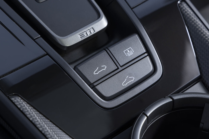 この試乗車はオプションの電動サンルーフを装備。開閉には「カブリオレ」のルーフ用と同じスイッチを使うのがぜいたくだ。