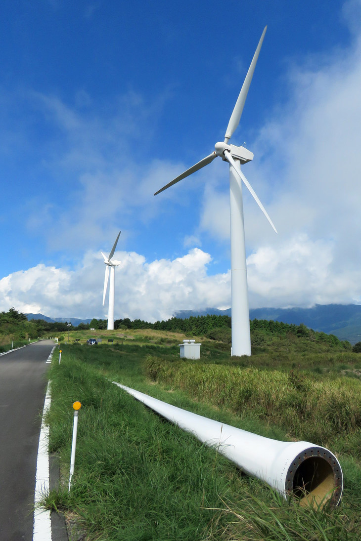 世界的に普及が推し進められる再生可能エネルギーだが、実情は決して順風満帆ではない。写真は2020年4月に操業を停止した東伊豆町風力発電所の風車。