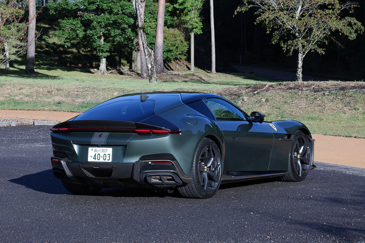 テールランプの上の部分がブラックアウトされ、リアウィンドウと合わせて凸字型のエリアを形成。「デルタウイングシェイプ」と呼ばれるこの部分が独特の雰囲気を生み出している。