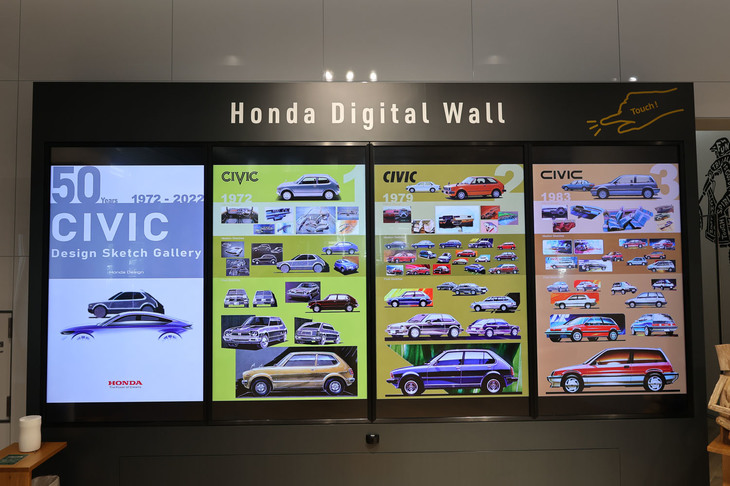 デジタルディスプレイで紹介される、歴代モデルのデザインスケッチ。これは1～3代目。