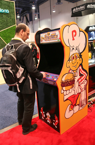 自動車メーカーが軒を連ねるブースの近くに、突然レトロ風アーケードゲーム機が出現！