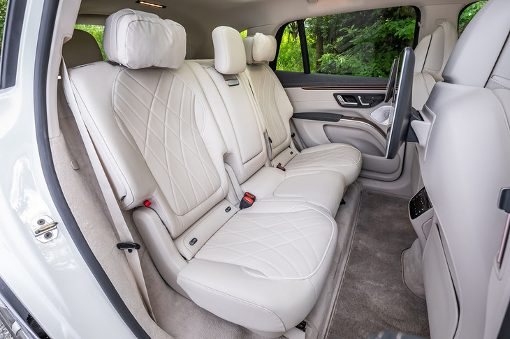 2列目シートには前後130mmの電動スライド機構と、前に14度、後ろに4度の調整幅を有す電動リクライニング機構が組み込まれている。今回の試乗車では、リアエンターテインメントシステムやリアタブレットが備わるオプションの「ショーファーパッケージ」が選択されていた。