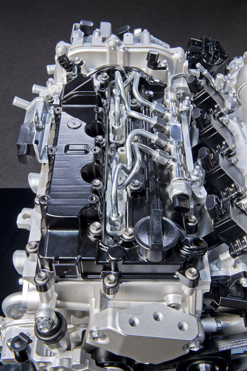 スカイアクティブXを上から見たところ。ディーゼルエンジンの“コモンレール”に似た高圧の燃料噴射系が確認できる。