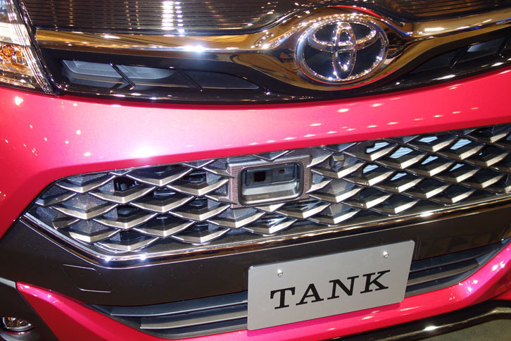 衝突回避支援システム「スマートアシストII」に使用するレーザーレーダーは、ナンバープレートの上に配置される。