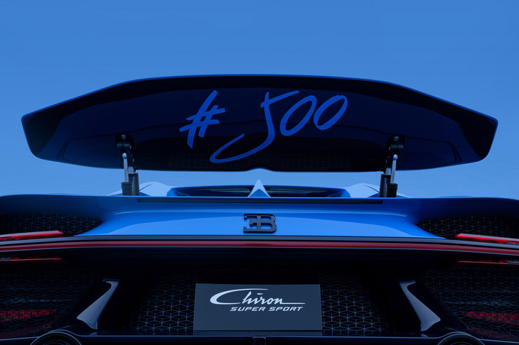 リアウイングやボディーサイド、エンジンカバーなどに手書きで生産台数を示す「500」の数字が描かれている。