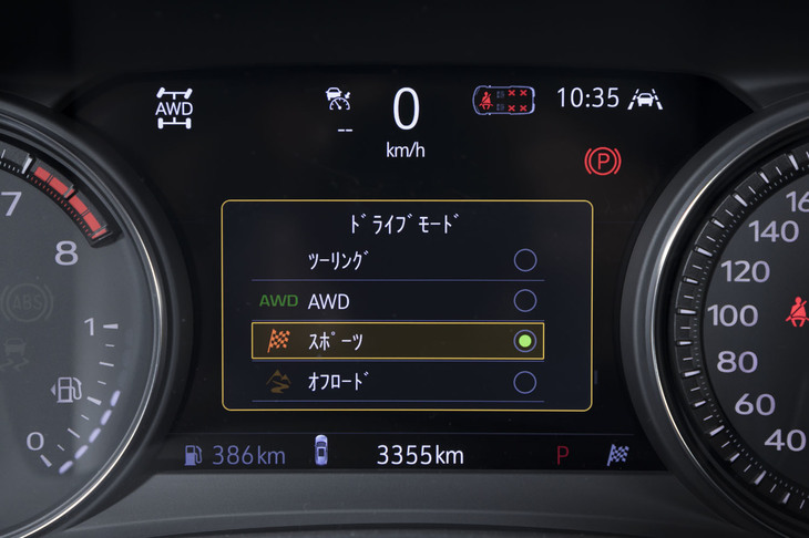 走行モードは「ツーリング」「AWD」「スポーツ」「オフロード」の4種類。センターコンソールに備わる押しボタン式のスイッチで切り替える。