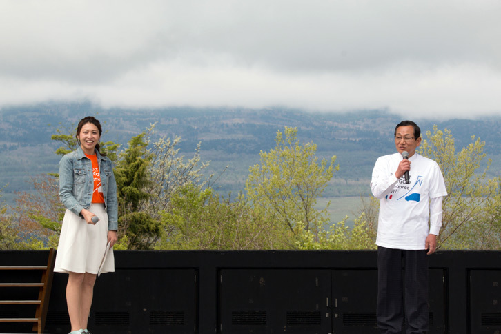 会場限定Tシャツを着こんであいさつするのは、開催地である山中湖村の高村文教村長。毎年イベントが山中湖で行えるのも、地元のバックアップあってこそだ。