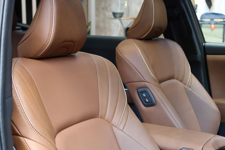 トヨタ・クラウン エステート（フロントシート）