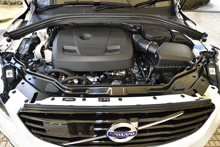 2リッター直4ターボ＋スーパーチャージャーユニットは306psと40.8kgmを発生する。「XC60 T6」のJC08モード燃費は12.3km/リッター。