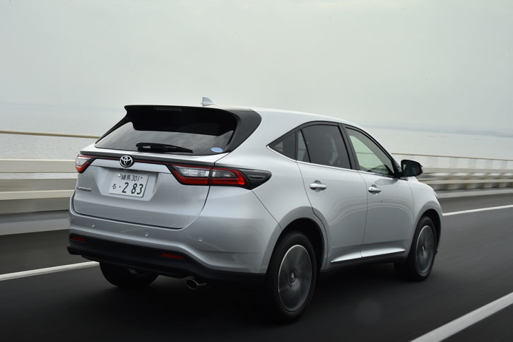 今回は、高速道路を中心に400km弱の距離を試乗。燃費は満タン法で10.6km/リッター、車載燃費計では10.8km/リッターを記録した。