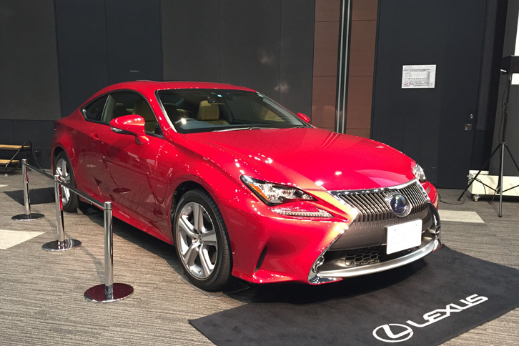 「LEXUS NEW TAKUMI PROJECT プレゼンテーション（商談会）」会場には、「レクサスRC300h」が華を添えた。