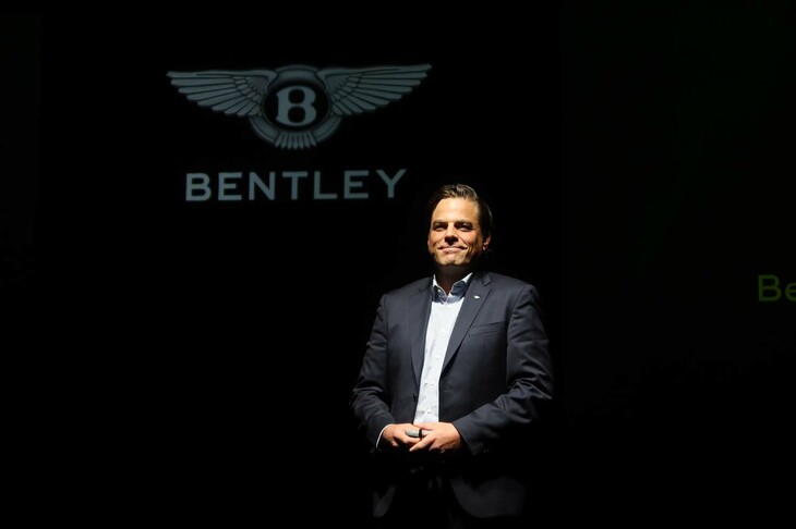 ベントレーモーターズのリージョナル・ディレクター・アジアパシフィックを務めるニコ・クールマン氏。「ユーザーの関心は常に変化していくものであり、皆さまに『心地いい』『価値観が合っている』と思っていただけるものを提供すべく、われわれも進化する必要があります。その点、V8ハイブリッド化した新型コンチネンタルGTは、皆さまのニーズに合致するモデルであると思います」などと、ニューモデルについて言及した。