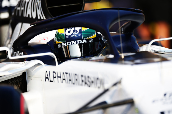 2021年もアルファタウリに残留することが決まったピエール・ガスリー（写真）。レッドブルへの復帰がなかったことに「がっかりしてないが驚いた」と複雑な心境を語っていたが、チームのファクトリーにほど近いイモラでは前戦ポルトガルGPに続き絶好調。ここで亡くなったアイルトン・セナのヘルメットカラーでキャリアベストタイの予選4位を獲得した。しかしレース前に発覚したクーラント漏れにより、5位走行中にピットに入りリタイアせざるを得なかった。代わってチームメイトのダニール・クビアトが上位に食い込むレースを見せ、予選8位から4位フィニッシュを果たした。（Photo=Getty Images / Red Bull Content Pool）
	 