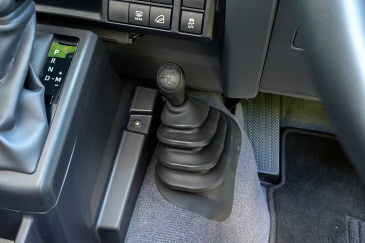 2WD、4WDハイ、4WDローの3つのモードを切り替えるトランスファーレバー。まだギアがなじんでいないのか、撮影のために操作すると、時折ギアが「ギャッ」と鳴いて取材陣（元“70”乗りのカメラマンは除く）を驚かせた。