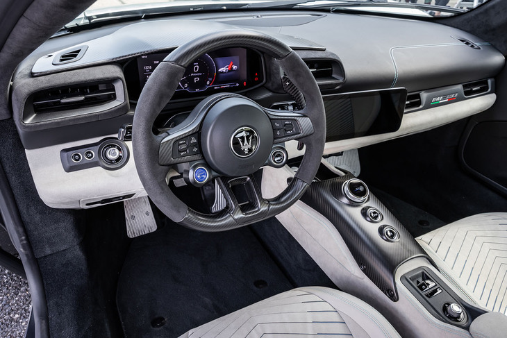 レザーやアルカンターラ、カーボンファイバーなどが用いられた「MC20チェロ」のコックピット。メーターパネル用とインフォテインメント用の2枚の10インチスクリーンが並ぶ。