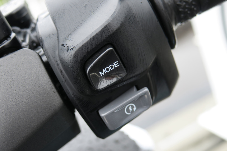 今回試乗した「E01」は「このまま市販化してもいいのでは？」というほどの出来栄えだった。電子制御も充実しており、トラクションコントロールや走行モードの切り替え機構などの機能が搭載されている。