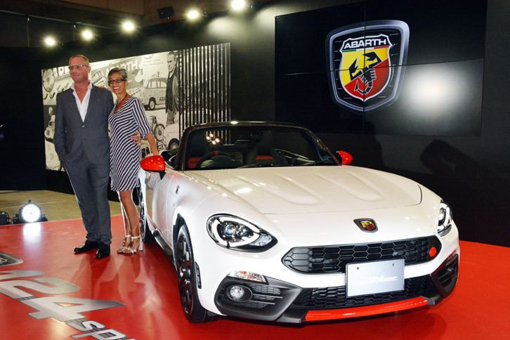 「アバルト124スパイダー」とFCAジャパンのマーケティング本部長ティツィアナ・アランプレセ氏（写真向かって右）、FCAアバルト・デザインヘッドのルーベン・ワインバーグ氏。