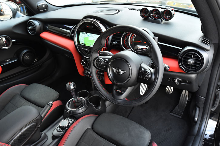 「MINIジョンクーパーワークス」のインテリア。ダッシュボードの上には、独立したデザインのブースト計やストップウオッチが据え付けられている。