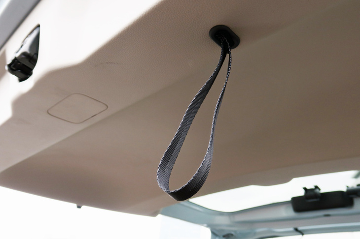 ホンダ・ステップワゴンe：HEVエアー ホンダアクセス用品装着車（テールゲートストラップ）