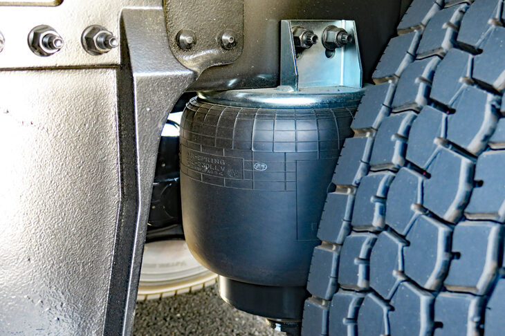 「クオンGW」に装備される車高調整機構付きのエアサスペンション。快適性の向上に加え、荷傷みや荷崩れの抑制にも寄与する。