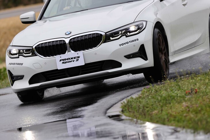 「プロクセス スポーツ2」を履いた「BMW 318i」でハンドリングコースへ。従来品よりも路面からのインフォメーションが豊かだ。
