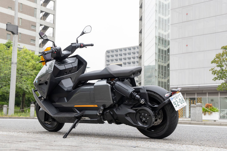 BMW製電動スクーターの第2弾にあたる「CE 04」。エンジン車とは全く異なるパワートレインの形状と構成を利して、既存のスクーターとは全く異なるデザインを実現している。