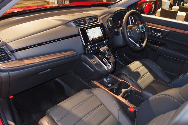 インテリアは、木目調のパネルをあしらうなどして質感の高さや仕立てのよさが追求された。