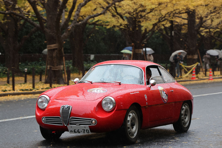 同じく1959年「アルファ・ロメオ・ジュリエッタSZ」。雨にぬれたいちょう並木は独特の風情を醸し出していた。